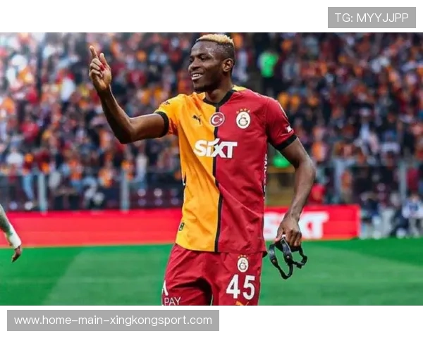 奥斯梅恩背身回做后冲刺抢点破门，那不勒斯前场火力轰鸣